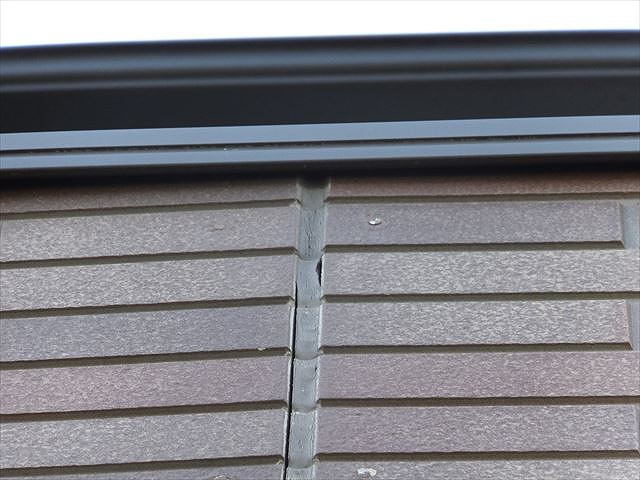 劣化して隙間ができ始めた目地シーリング